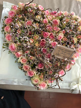 Carica l'immagine nel visualizzatore di Gallery, Cuore d'Amore eterno con 30 roselline fresche (dimensione 30 x 30 cm)