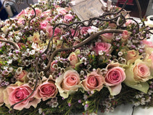 Carica l'immagine nel visualizzatore di Gallery, Cuore d'Amore eterno con 30 roselline fresche (dimensione 30 x 30 cm)