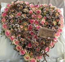 Carica l'immagine nel visualizzatore di Gallery, Cuore d'Amore eterno con 30 roselline fresche (dimensione 30 x 30 cm)